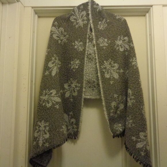 FRENCH GIRL FLEUR DE LIS SHAWL WRAP OR THROW OR COVERING W TEXTURE - Picture 1 of 11